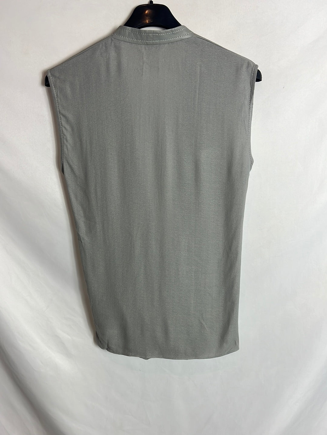 HELMUT LANG. Top gris fluido detalle hombros . T S