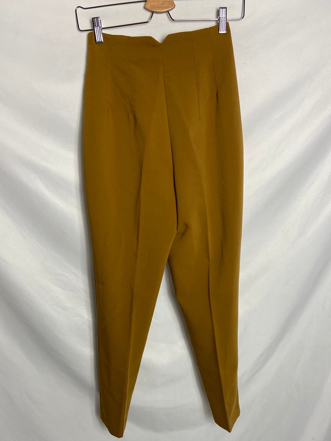 ZARA. Pantalón de vestir camel T. XS