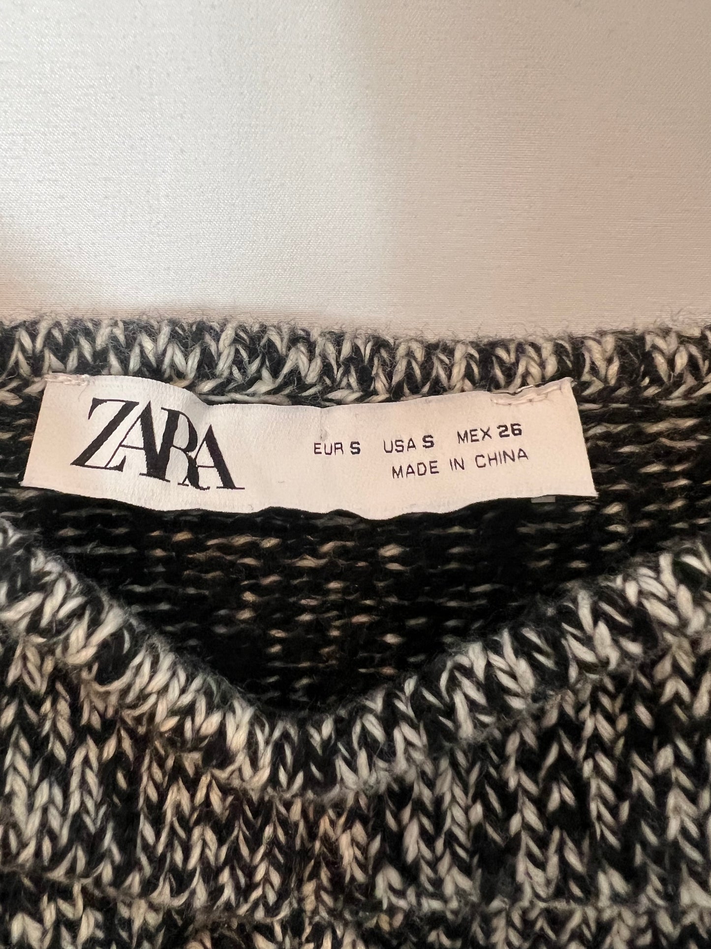 ZARA. Top punto gris jaspeado. T S