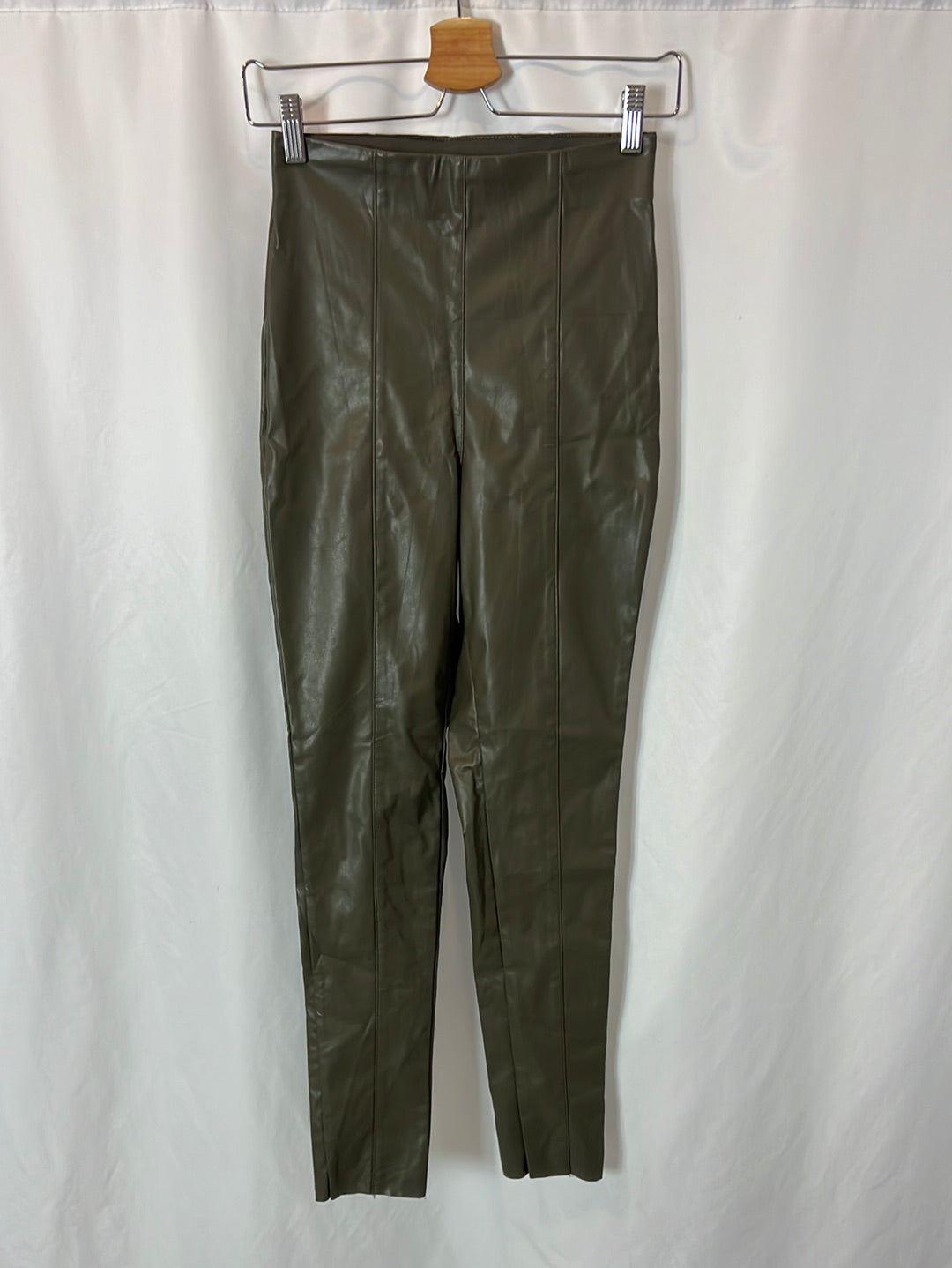 H&M. Pantalón verde polipiel  T.36