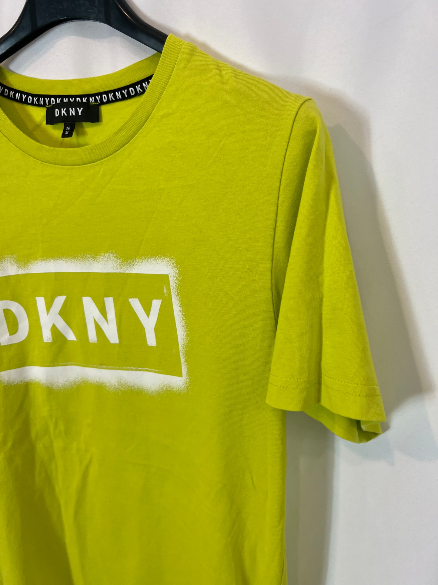 DKNY. Camiseta logo flúor. T 16 años (xs)