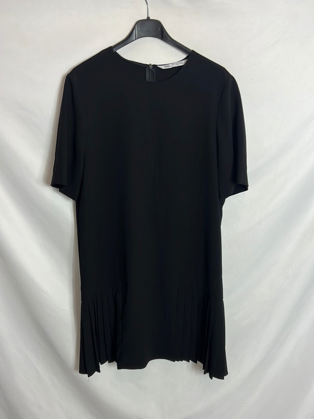 ZARA. Vestido negro tablas. T M