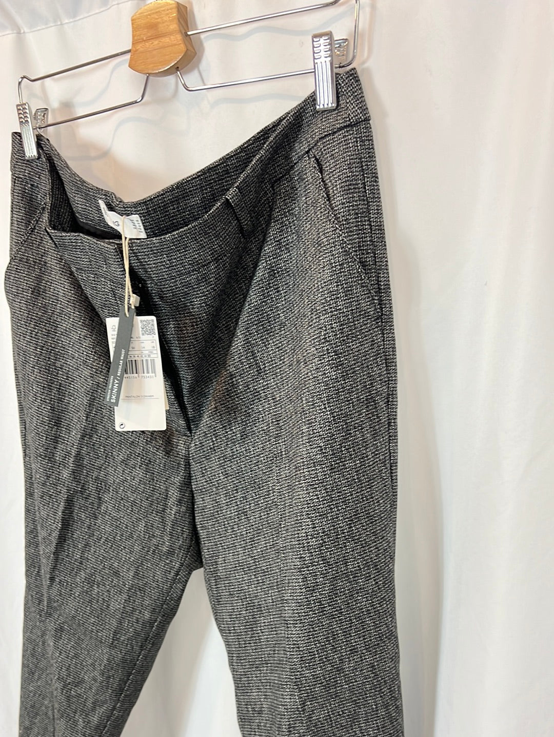 MANGO. pantalón gris jaspeado. T 46