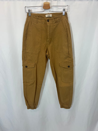 PULL&BEAR. Pantalón camel cargo T.36