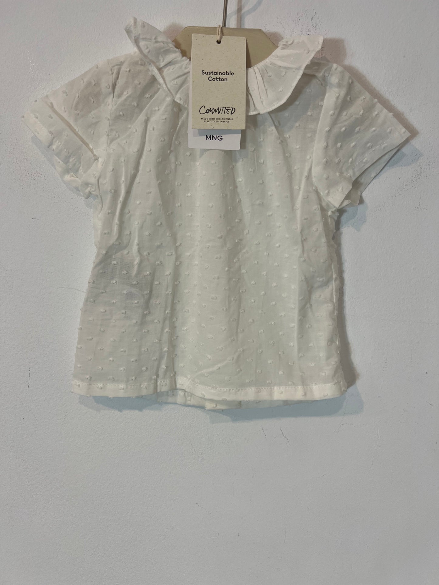 MANGO. Blusa plumeti blanca. T 6-9 meses