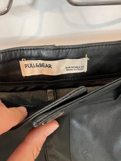 PULL&BEAR. Falda corta efecto piel semi elástica. T M