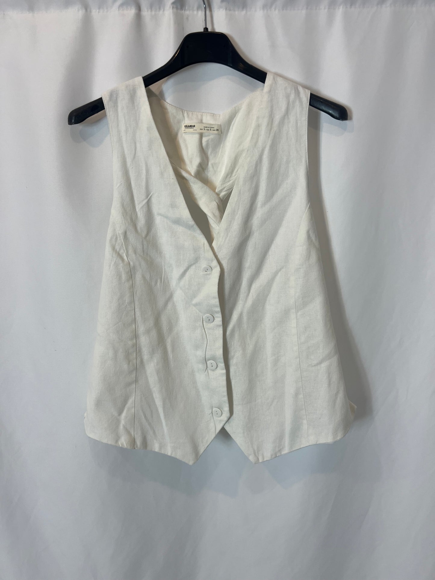 PULL&BEAR. Chaleco blanco detalle espalda. T S