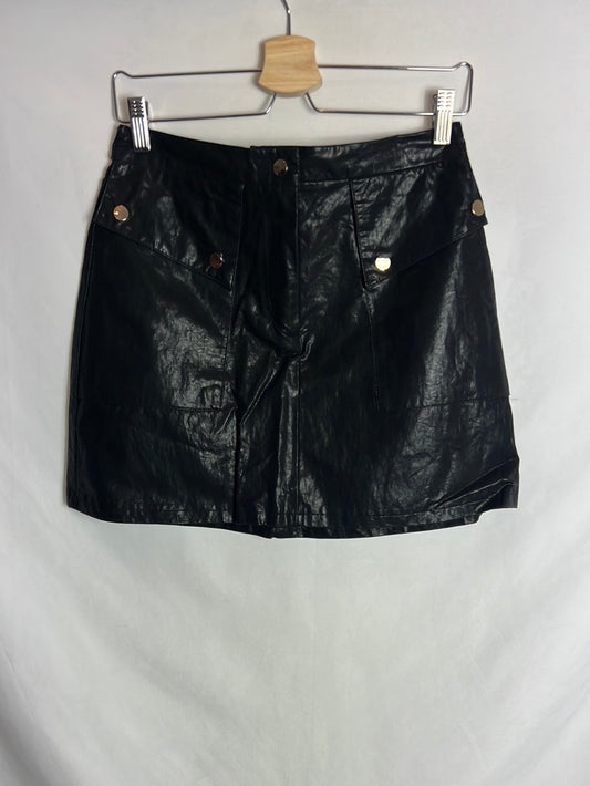 ZARA. Falda corta negra efecto piel. T s