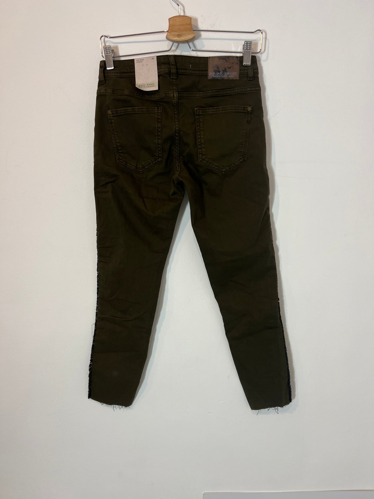 ZARA. Denim pitillo verde detalle lateral. T 36