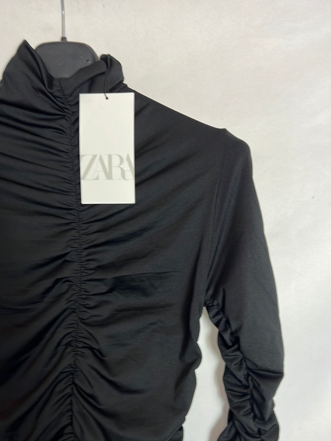 ZARA. Top negro costuras y fruncidos cuello alto. T M