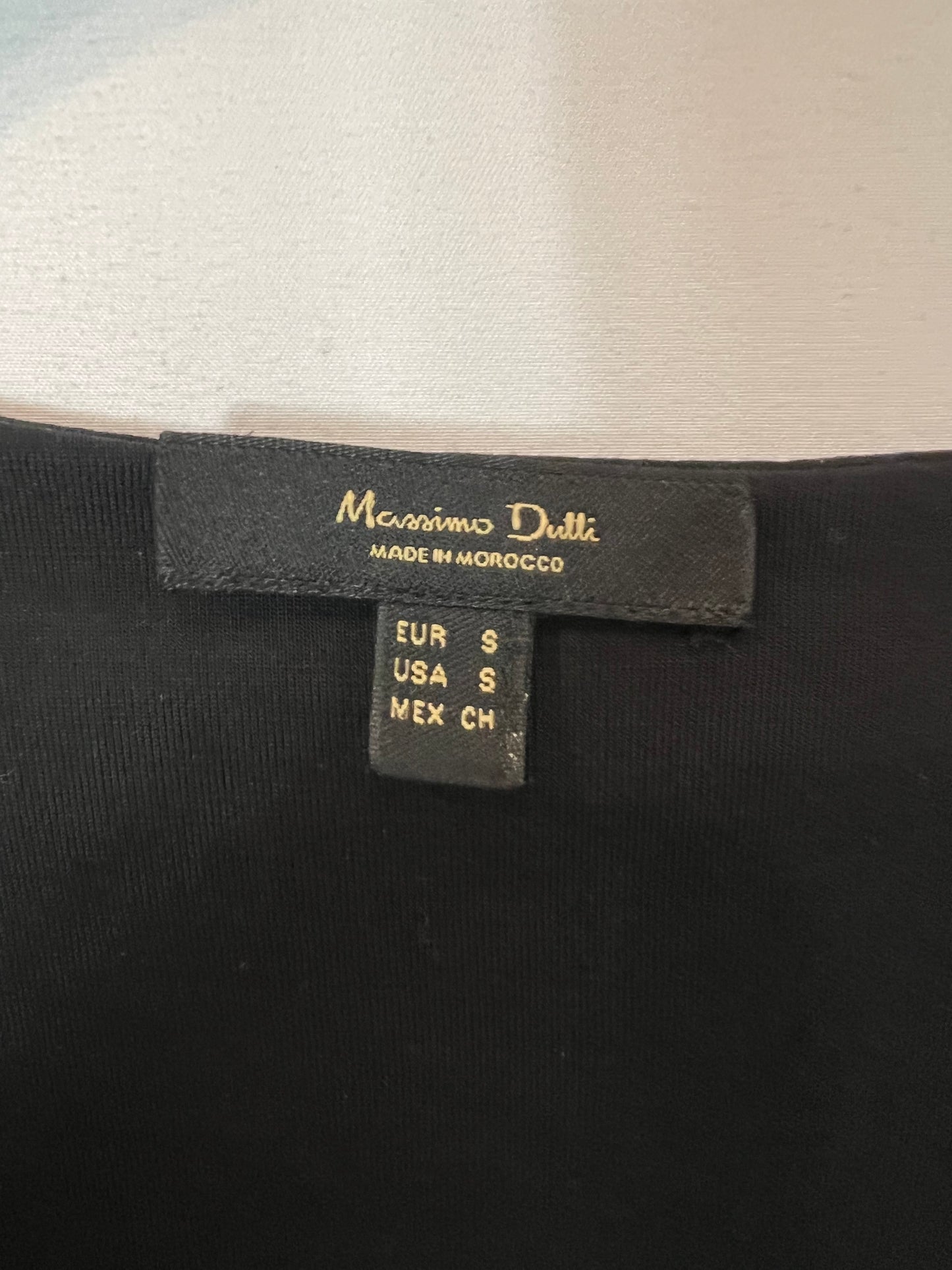 MASSIMO DUTTI. Top negro cruzado. T S