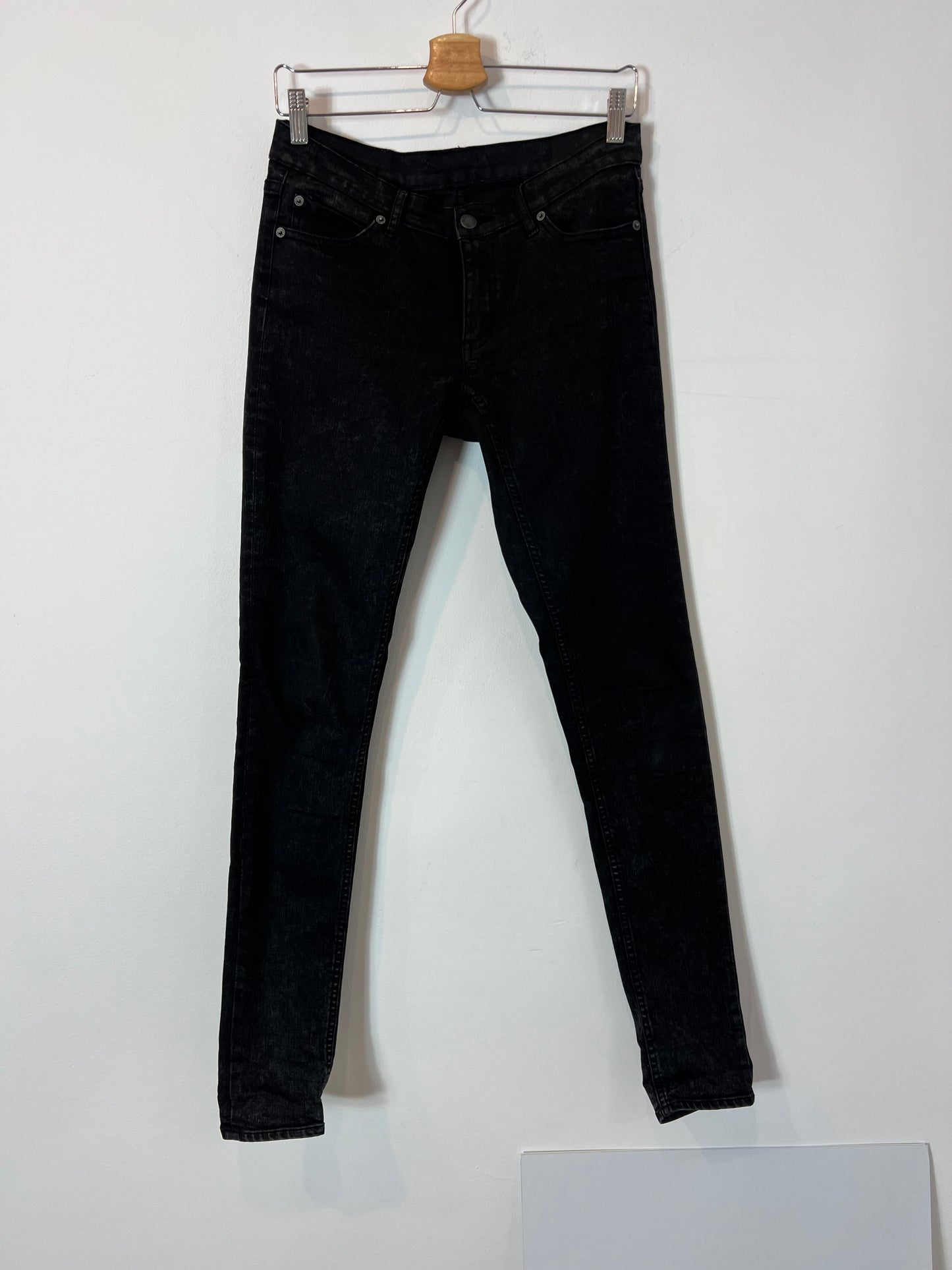 CHEAP MONDAY. Denim negro pitillo. T 30 (M/L)