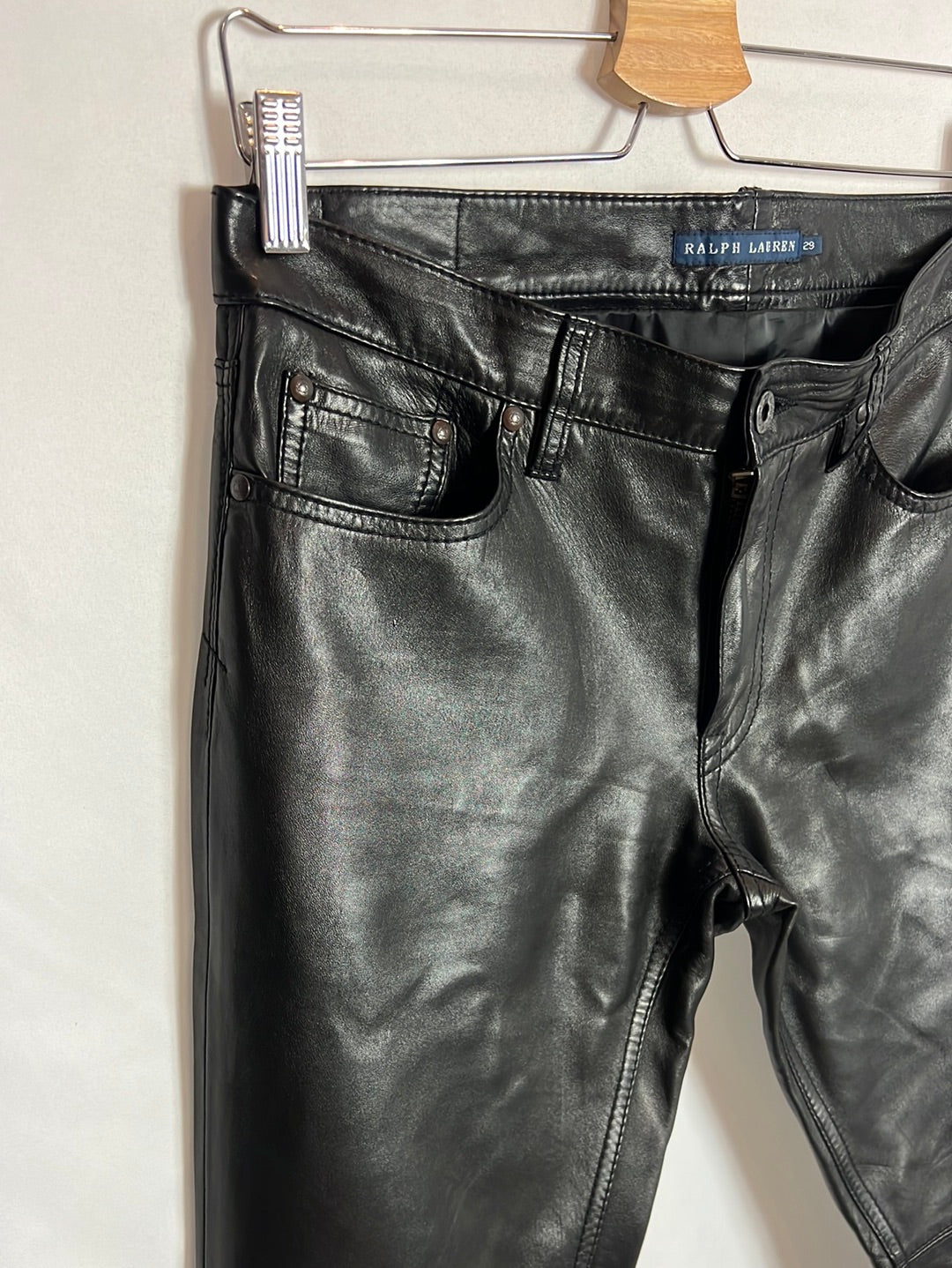 RALPH LAUREN. Pantalón negro piel costuras. T 29 (38)