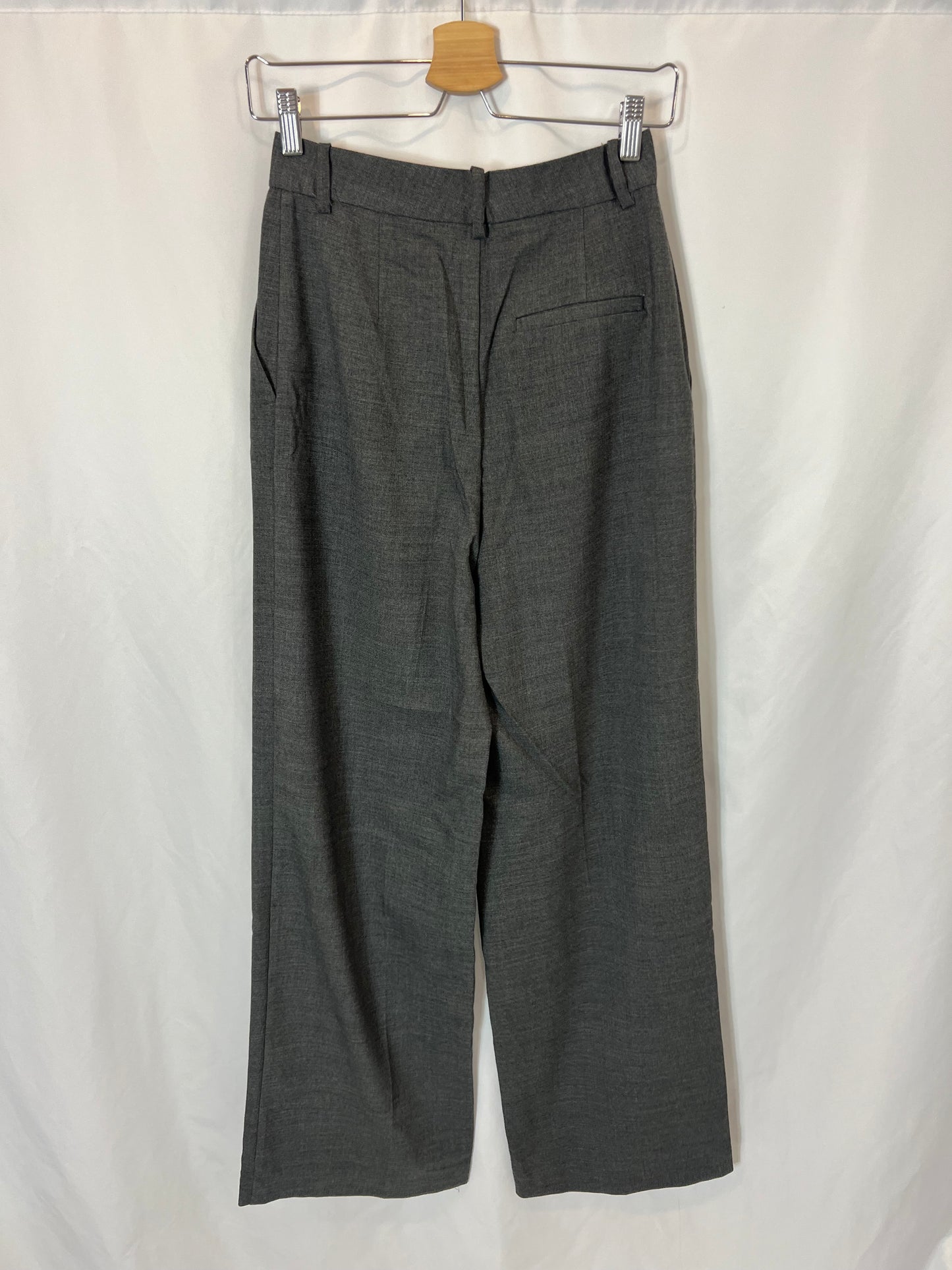 ZARA. Pantalón gris fluido pata ancha. T XS