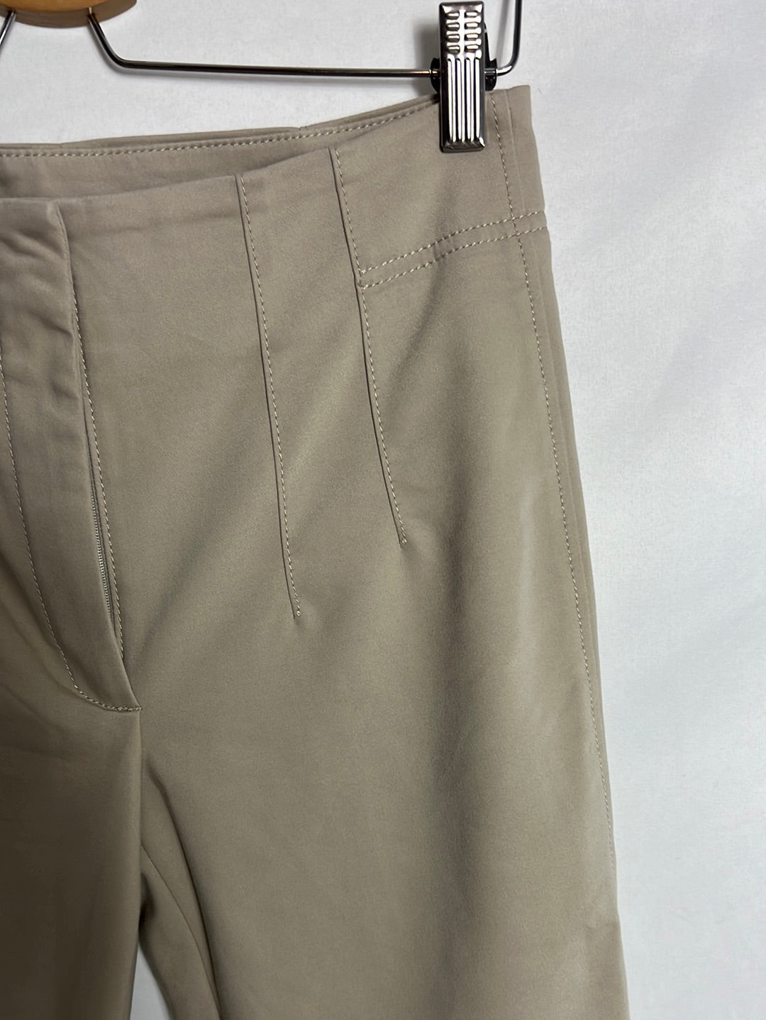 MASSIMO DUTTI. Pantalón beige elástico pinzas. T38