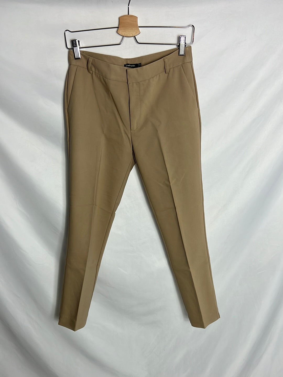 ZARA. Pantalón beige pinzas. T 36