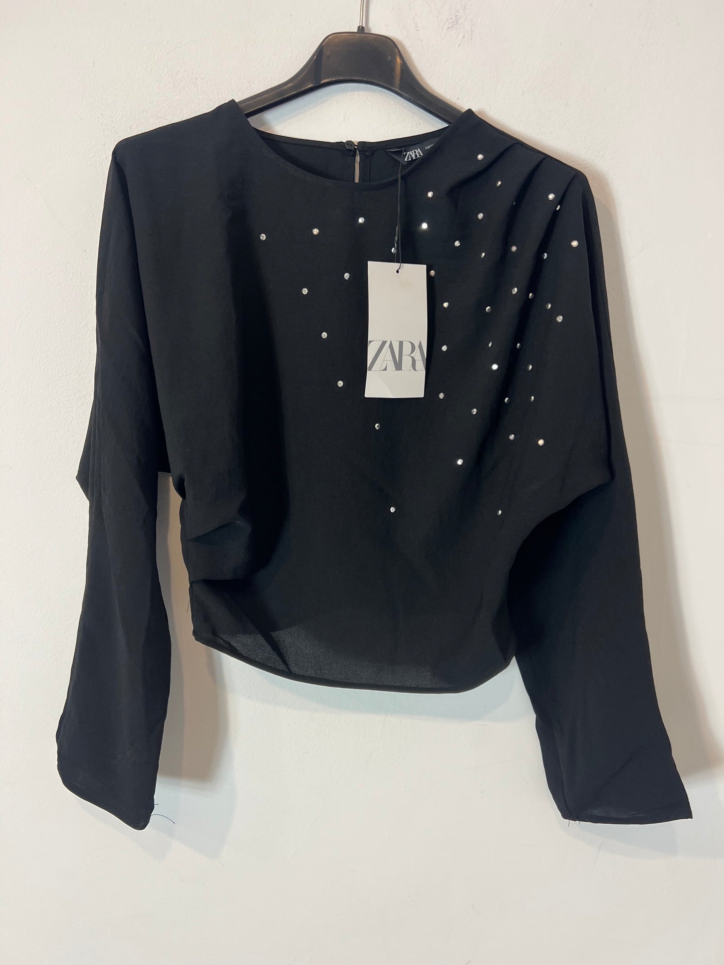 ZARA. Blusa negra detalle tachuelas. T XS