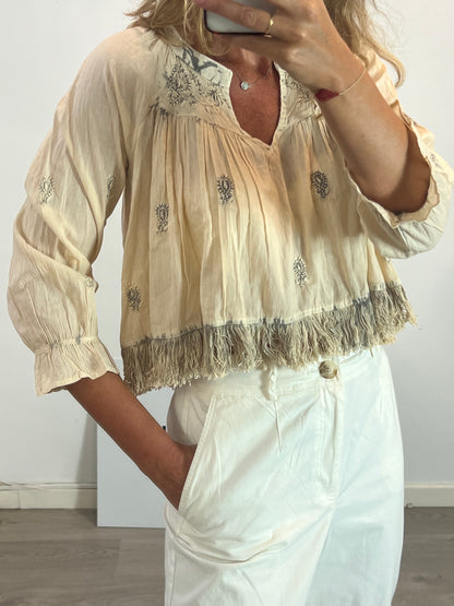 JOT. Blusa beige bordados y flecos. T S/M