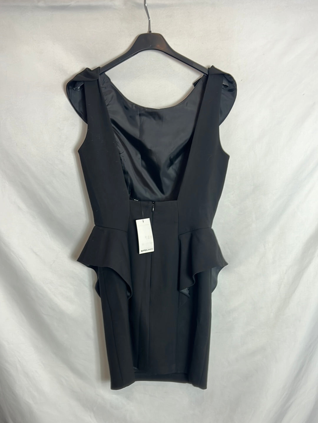 SUITEBLANCO. Vestido negro  espalda baja. T M