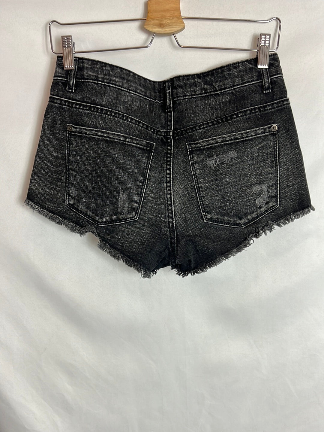 MANGO. Denim short negro efecto desgasto. T 36