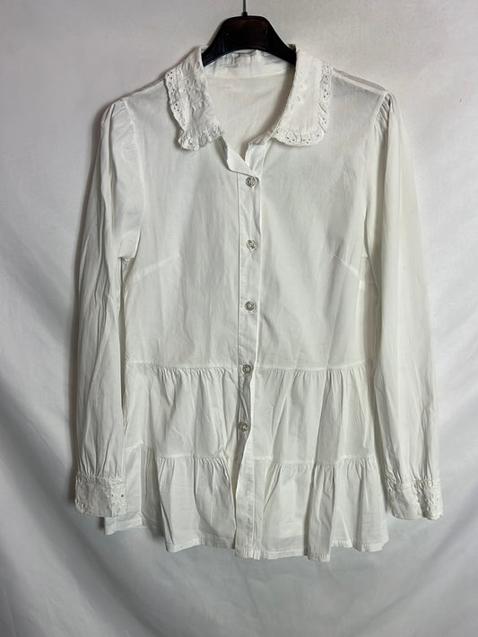 OTRAS. Blusa blanca detalle cuello y volantes. T XS