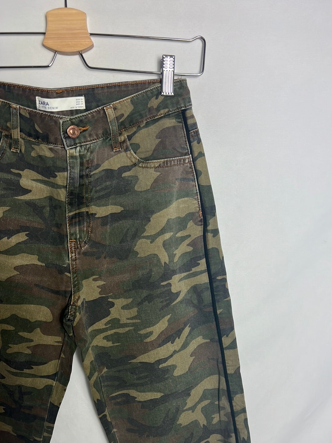 MANGO. Pantalón denim camuflaje. T 36