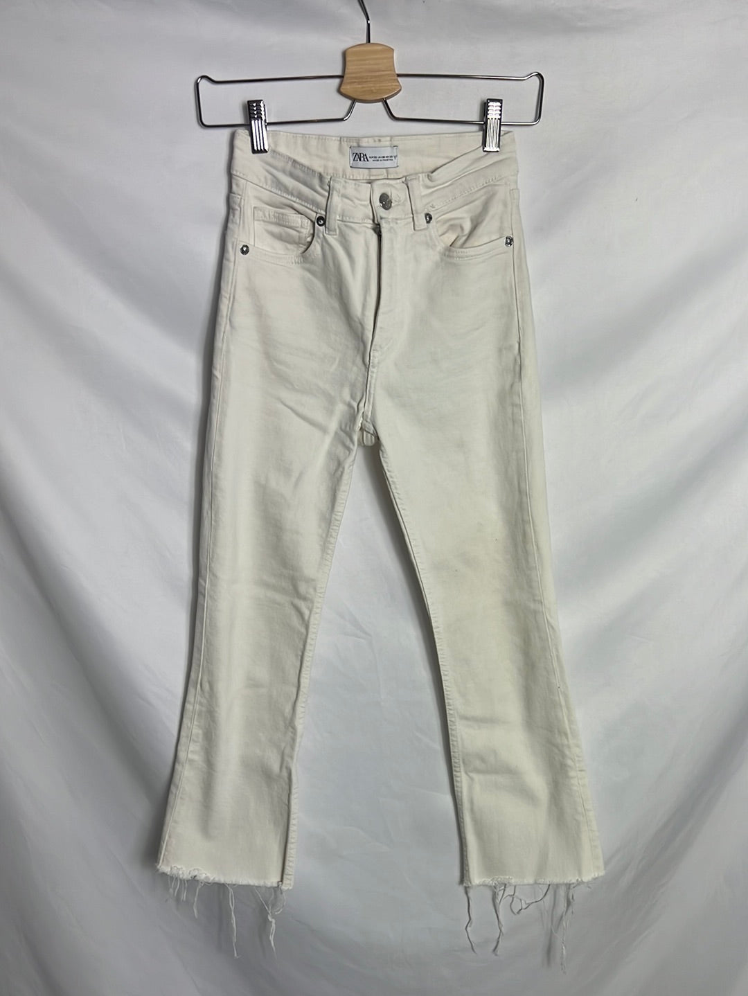 ZARA. Pantalón denim cropped color crudo. T 32