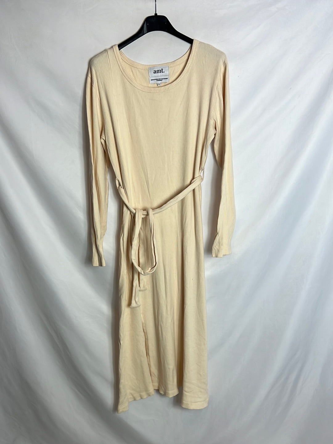 AMT. Vestido canalé beige midi. T S