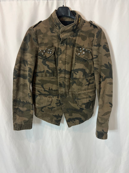 ZARA. Cazadora asimétrica estampado militar. T L