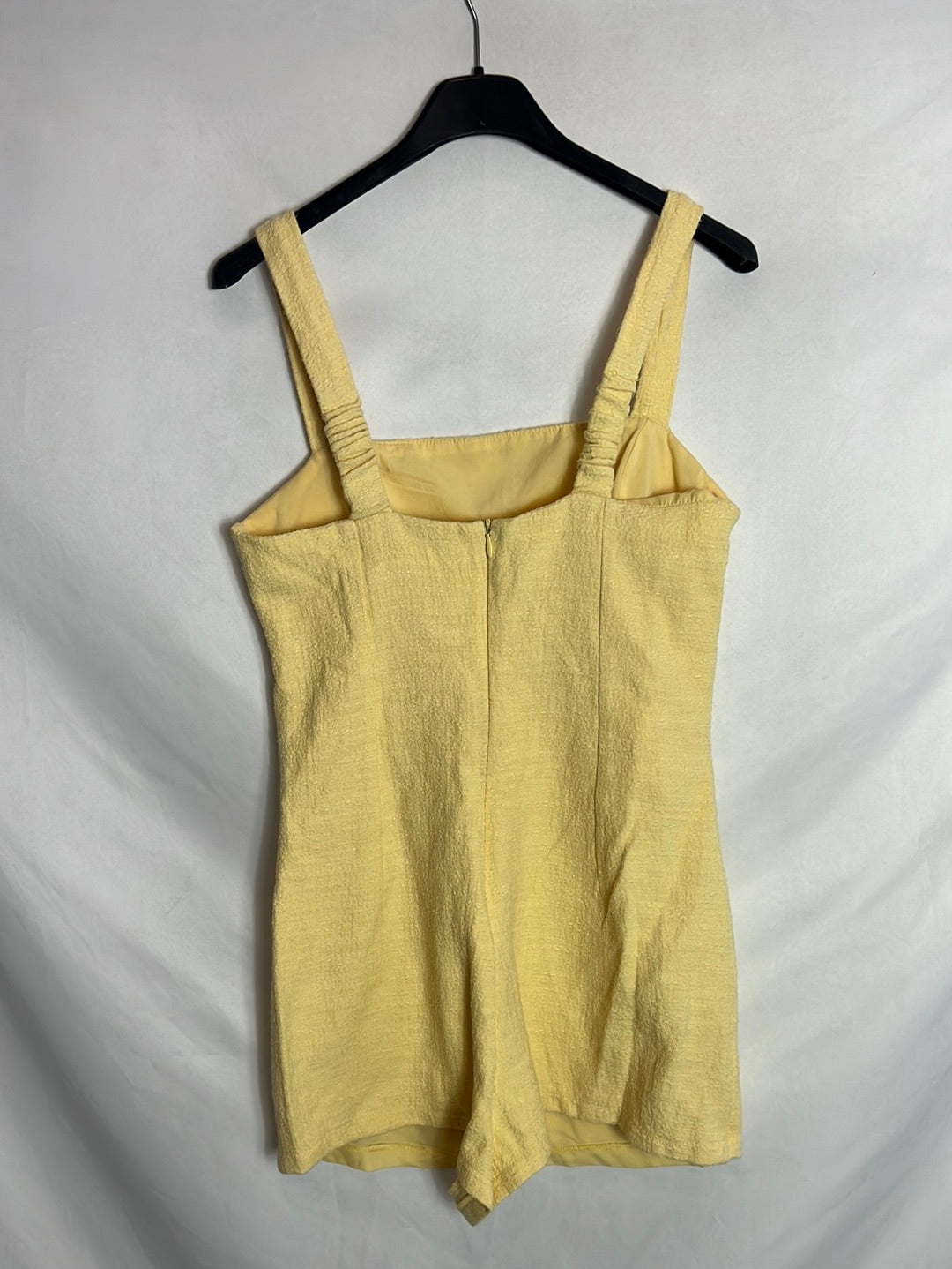 BERSHKA. Vestido amarillo textura con pantalón corto. T M