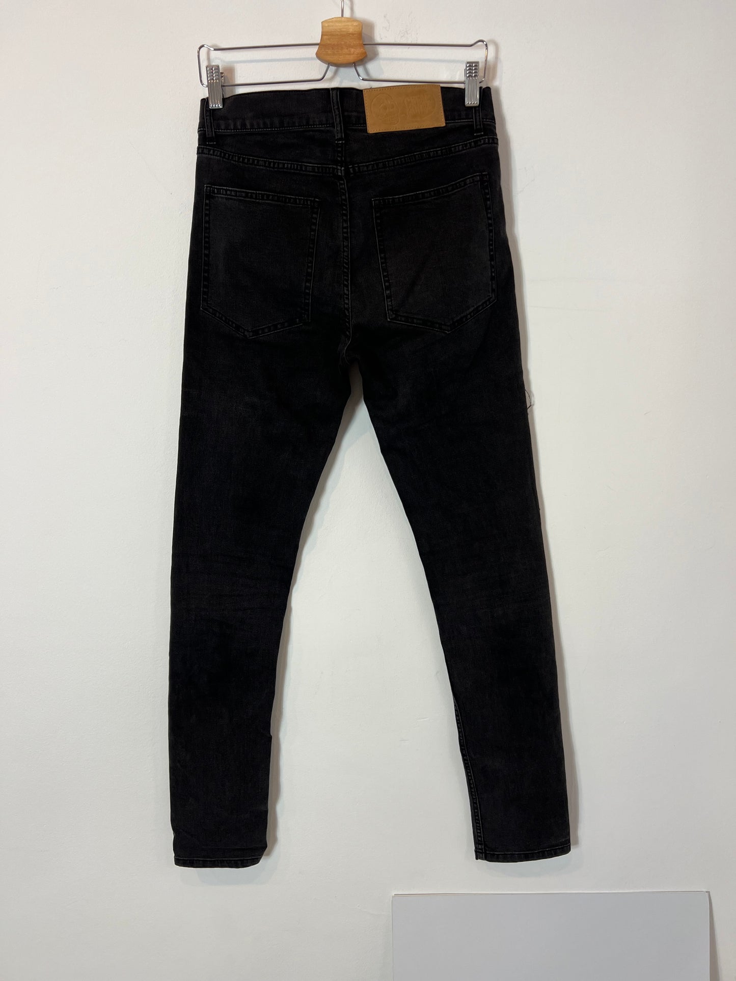 CHEAP MONDAY. Denim negro detalle parches. T 30 (M)