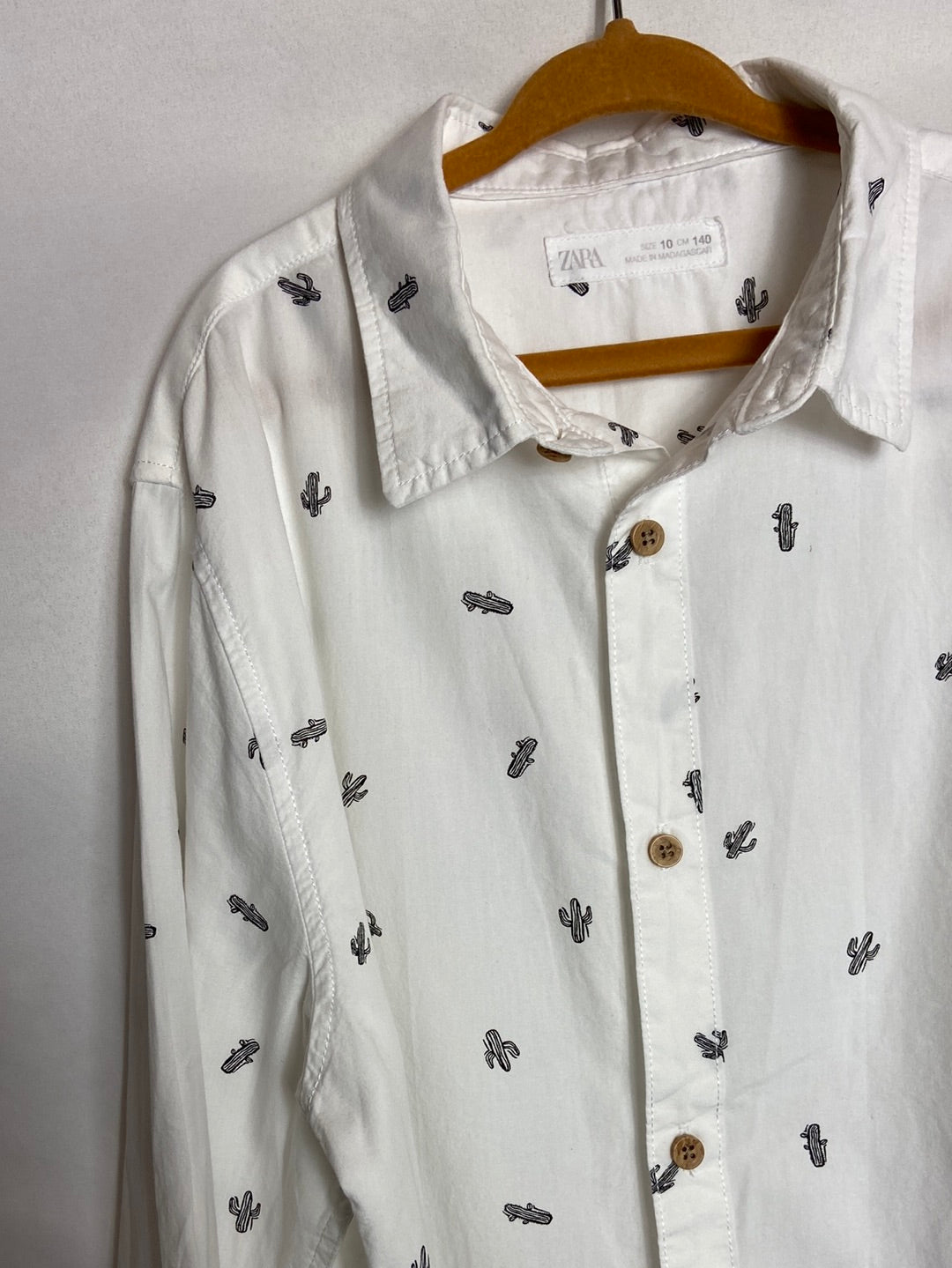 ZARA. Camisa blanca cactus T. 10 años