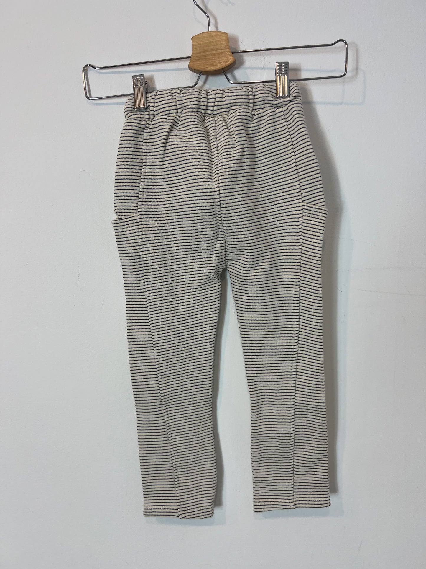 ZARA. Pantalón felpa rayas. T 4-5 años