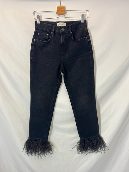 ZARA. Pantalón denim plumas T.36