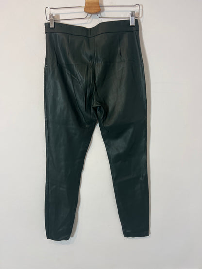 ZARA. Pantalón efecto piel verde T.m