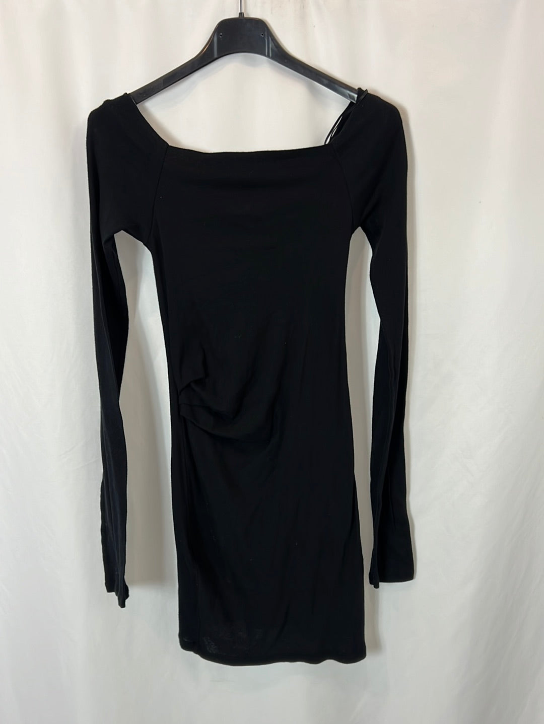 ZARA. Vestido negro entallado hombros.T M