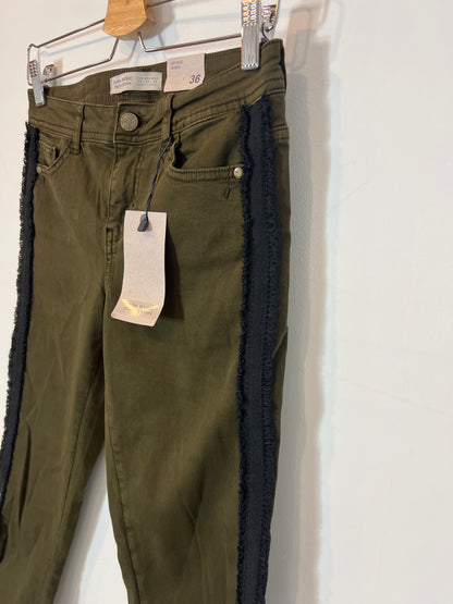 ZARA. Denim pitillo verde detalle lateral. T 36