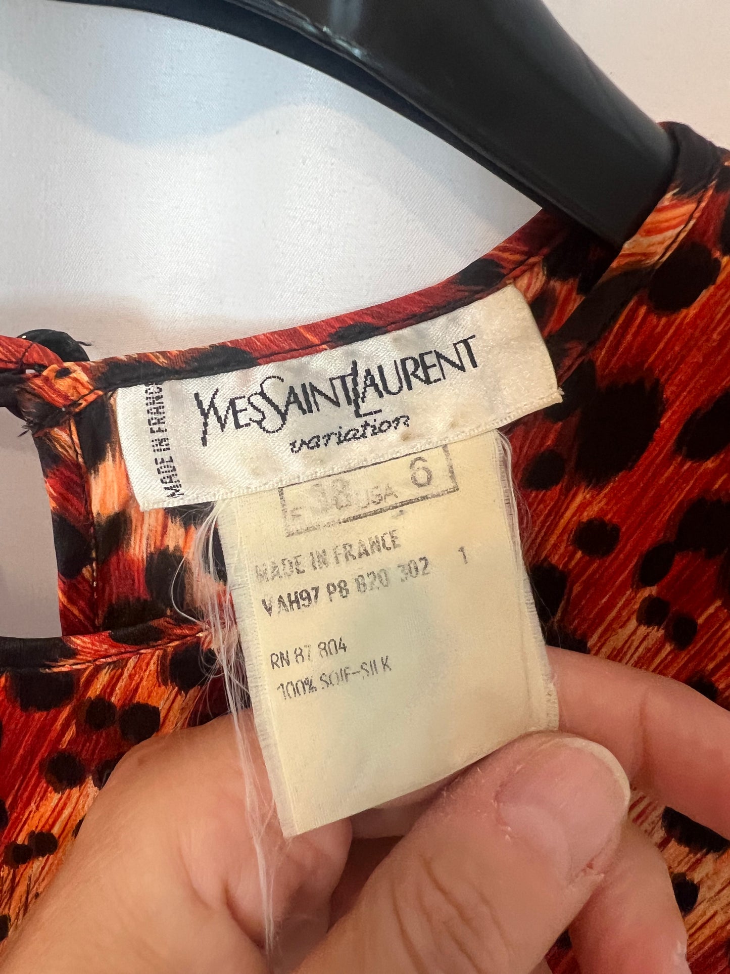 YVES SAIN LAURENT. Top animal print seda. T 38