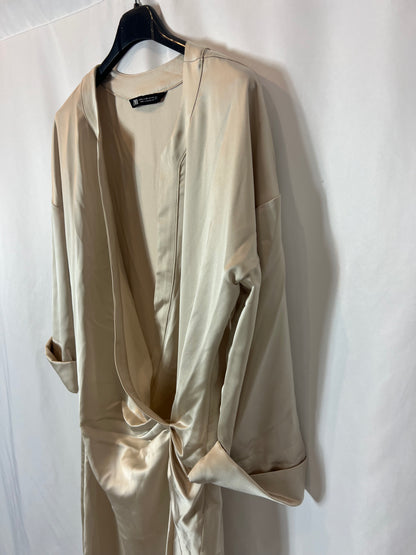 ZARA. Vestido beige satinado  T.xs