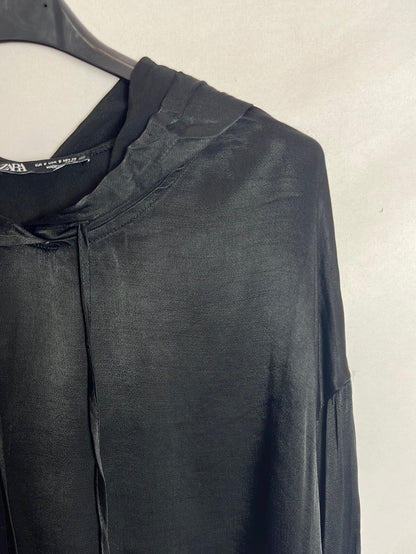 ZARA. Top negro satinado capucha. T S