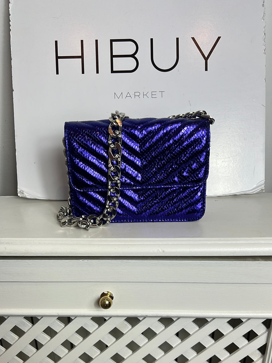 BERSHKA. Bolso mini morado brillo