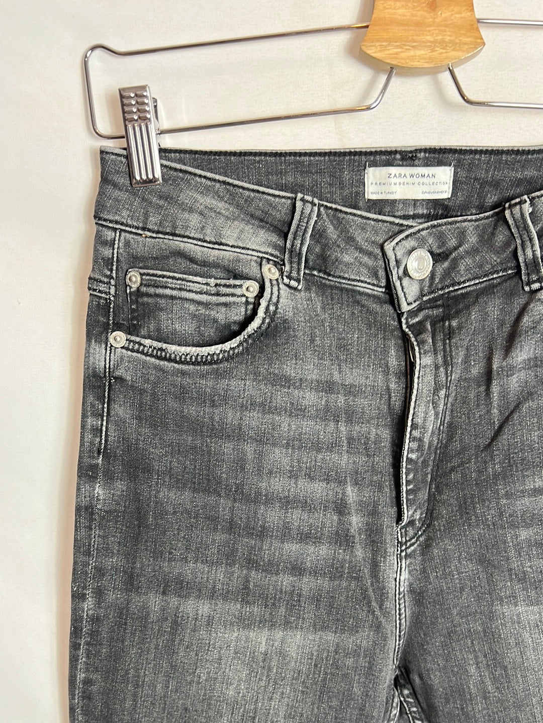 ZARA. Denim pitillo gris oscuro. T 40