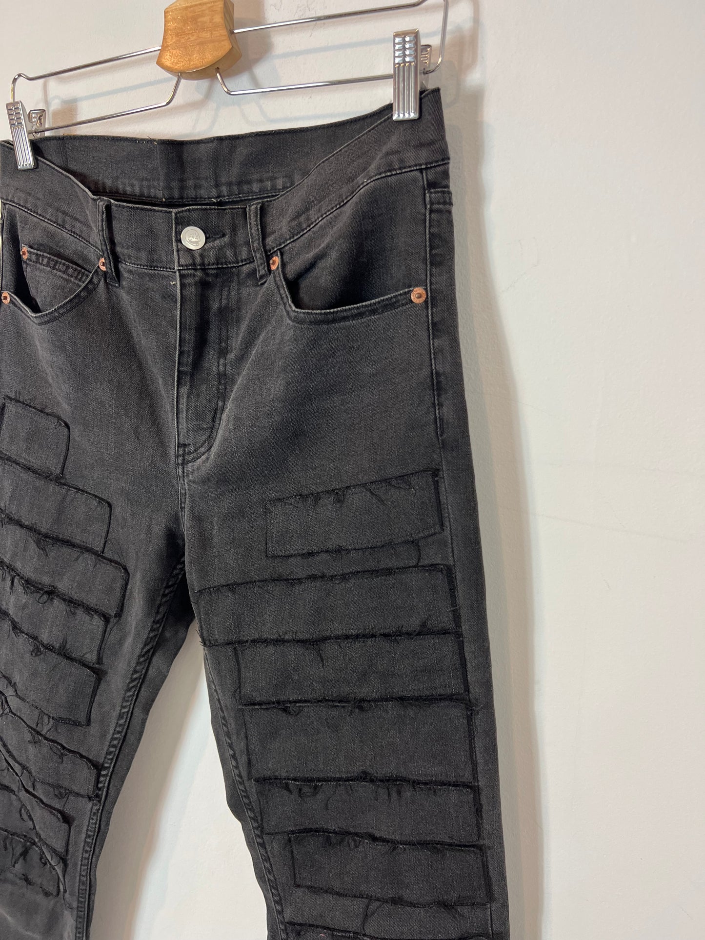 CHEAP MONDAY. Denim negro detalle parches. T 30 (M)