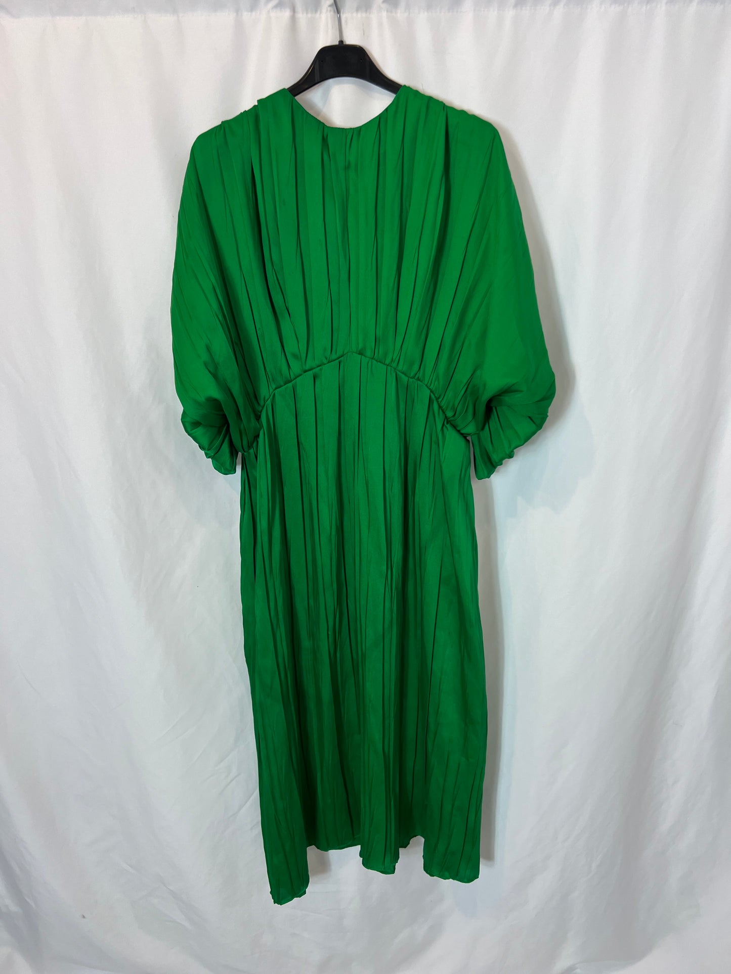 ZARA. Vestido midi verde plisado T.m