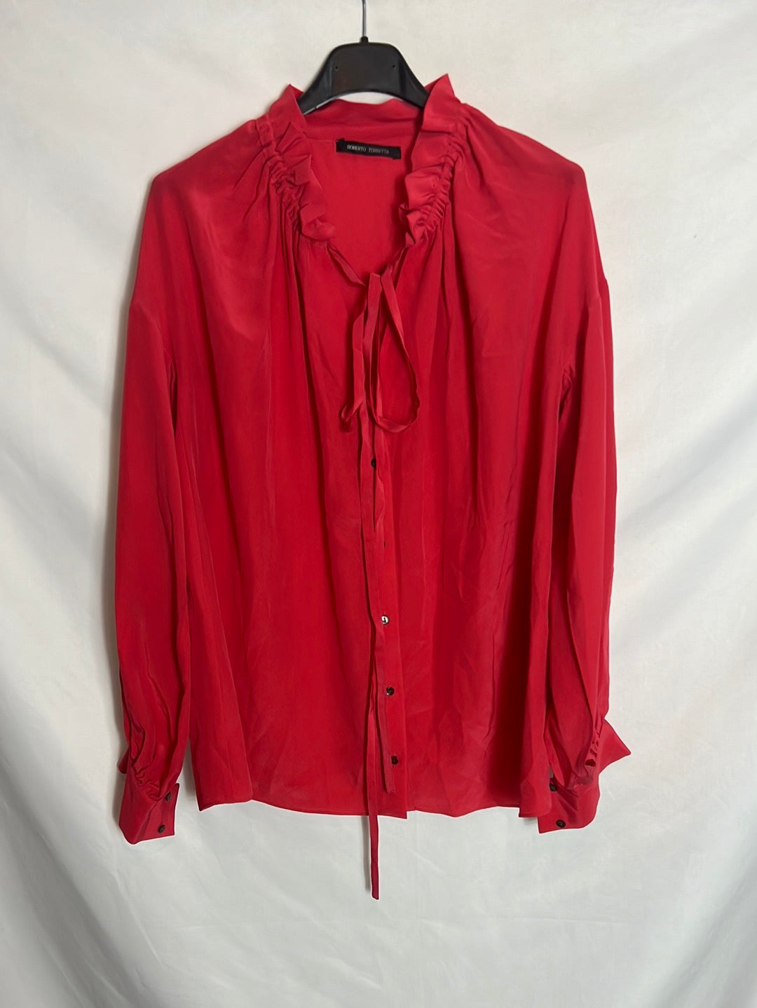 ROBERTO TORRETTA. Blusa seda roja cuello volante. T S/M