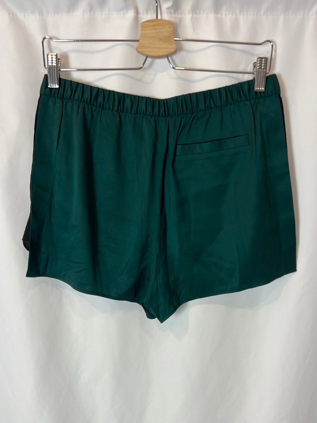 ALEXANDER WANG. Pantalón corto verde seda. T S