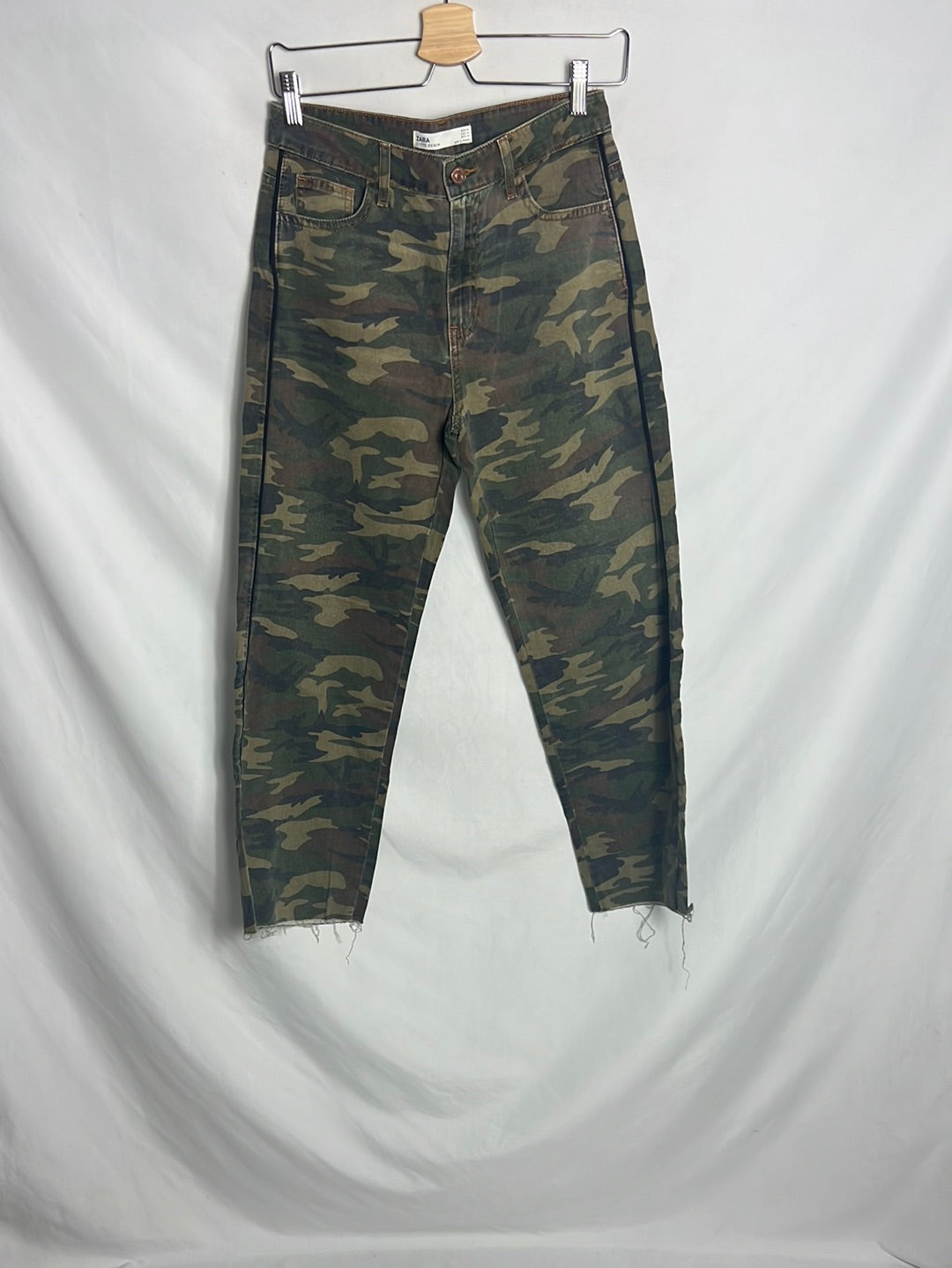 MANGO. Pantalón denim camuflaje. T 36