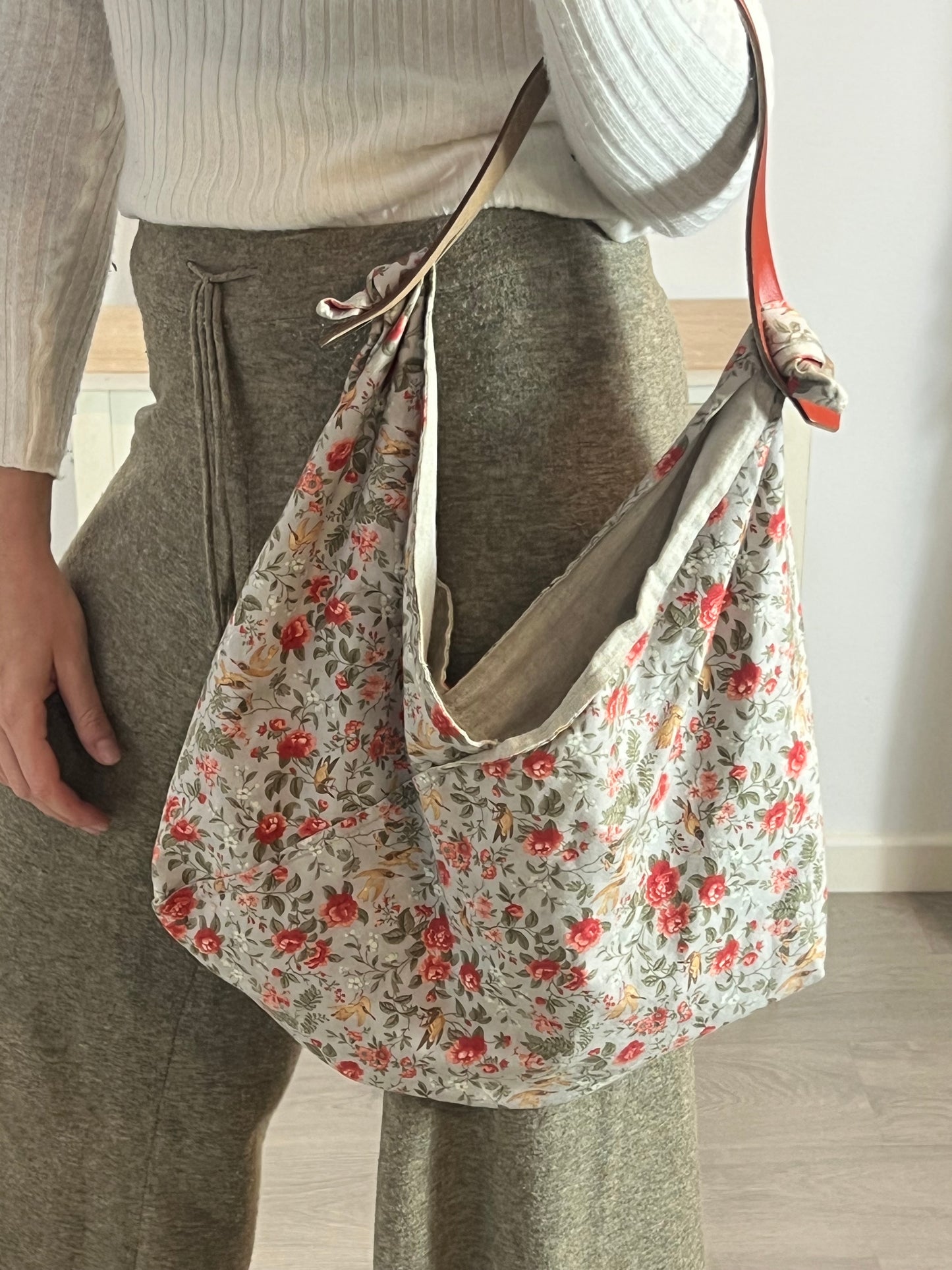 MIYAKO. Bolso flores asa piel