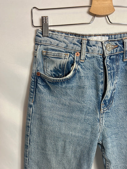 ZARA. Pantalón denim claro. T 34