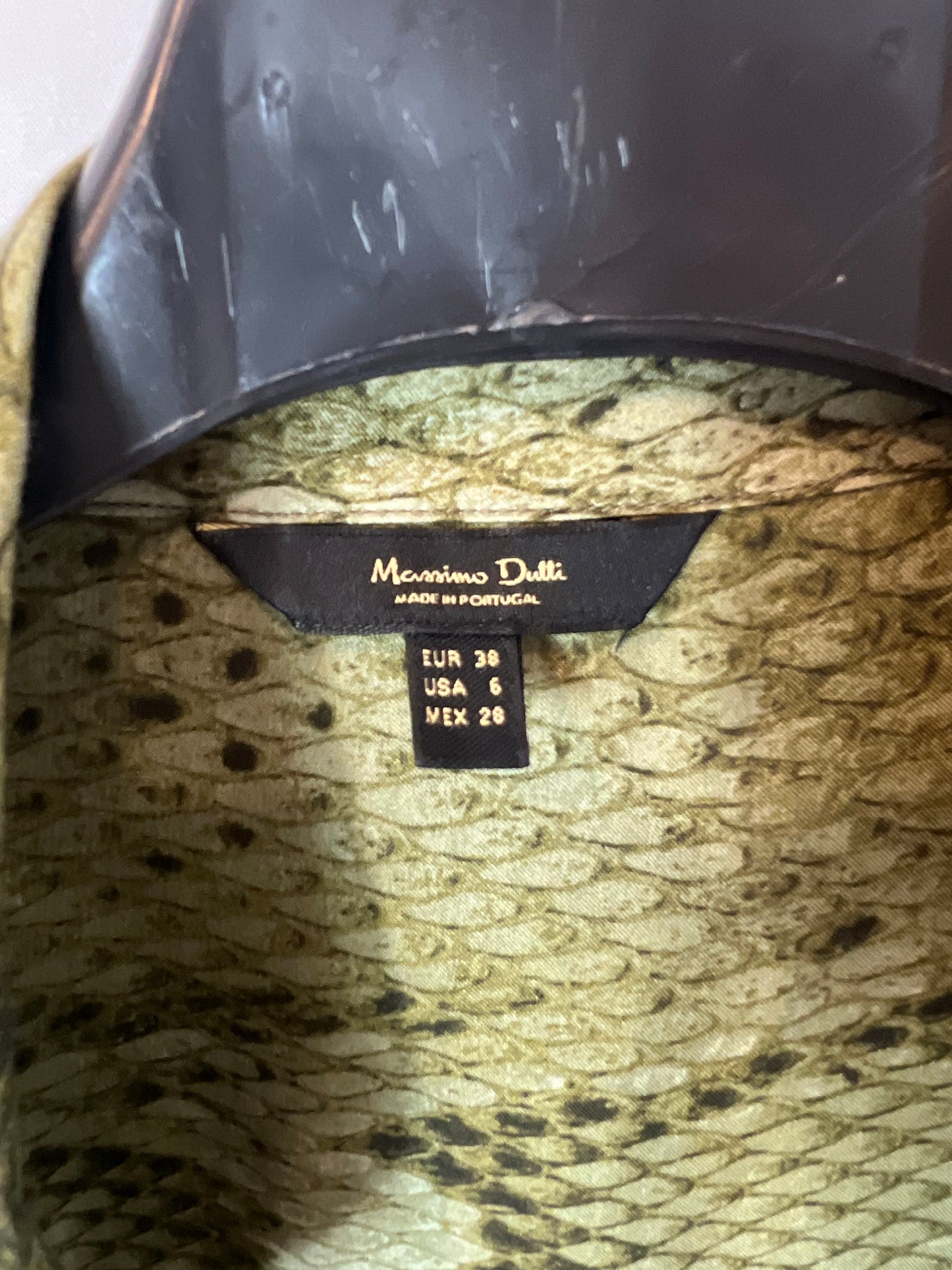 MASSIMO DUTTI. Sobre camisa fluida animal print. T M